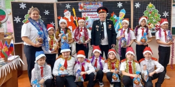 Казаки поздравляют казачат с наступающими праздниками