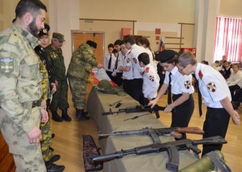 Казаки-военные встретились с сочинскими школьниками