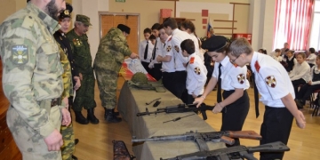 Казаки-военные встретились с сочинскими школьниками