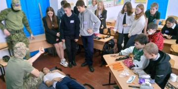 Участник СВО провел занятие по военной медицине для школьников