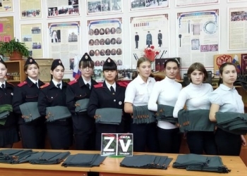 В Брюховецком районе школьницы изготавливают сумки для военных