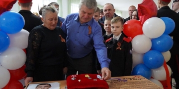 В школе Крымского района открыли парту героя