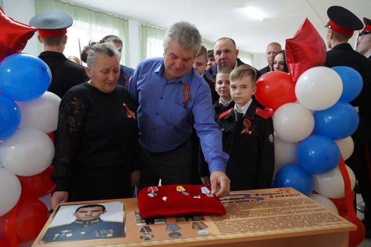 В школе Крымского района открыли парту героя