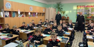 Казаки-наставники проводят уроки для анапских казачат