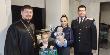 Лидер казачьей молодежи и духовник Екатеринодарского казачьего отдела навестили семью участника СВО
