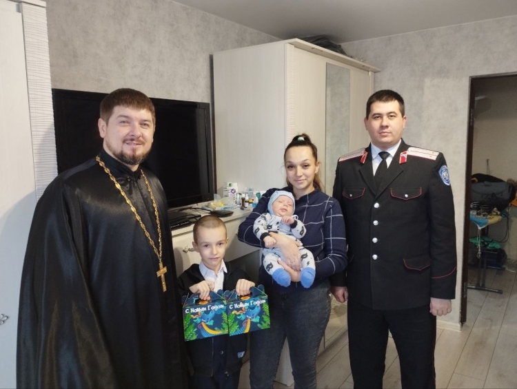 Лидер казачьей молодежи и духовник Екатеринодарского казачьего отдела навестили семью участника СВО