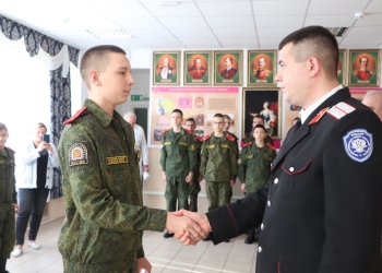 Председатель Союза казачьей молодежи Кубани наградил кадет знаком «Отличник казачьей учебы»