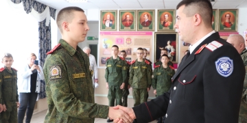 Председатель Союза казачьей молодежи Кубани наградил кадет знаком «Отличник казачьей учебы»