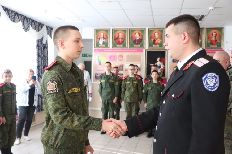 Председатель Союза казачьей молодежи Кубани наградил кадет знаком «Отличник казачьей учебы»