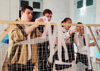 Усть-Лабинские казачата плетут маскировочные сети для участников спецоперации