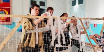 Усть-Лабинские казачата плетут маскировочные сети для участников спецоперации