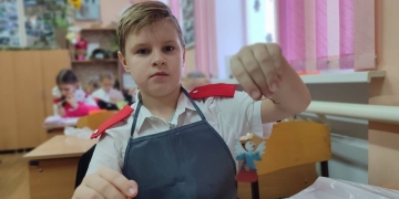 В преддверии Нового года казачата подготовили игрушки и окопные свечи для участников спецоперации