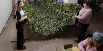 Воспитанница казачьего клуба приняла участие в плетении маскировочных сетей