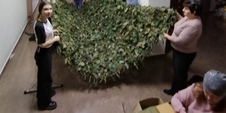 Воспитанница казачьего клуба приняла участие в плетении маскировочных сетей