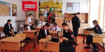 Брюховецкие казачата изготавливают окопные свечи для бойцов