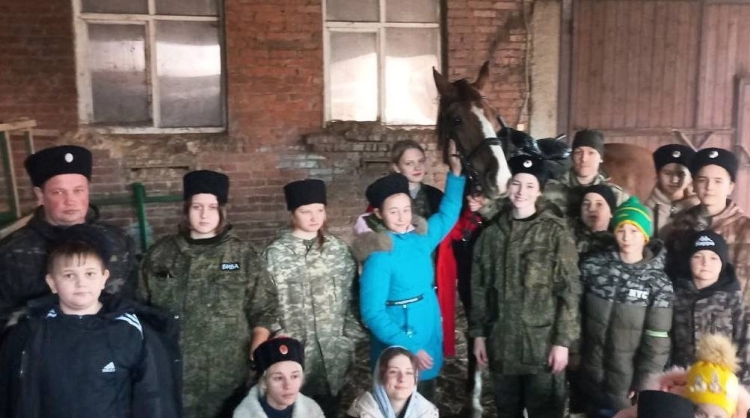 Для воспитанников военно-патриотического клуба «Пластун» провели тренировку на ипподроме
