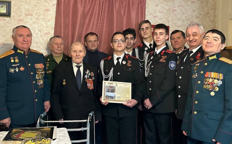 Ейские кадеты поздравили ветерана Великой Отечественной войны