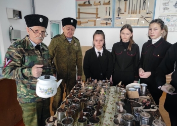 Казачата Славянского района изготавливают окопные свечи для бойцов