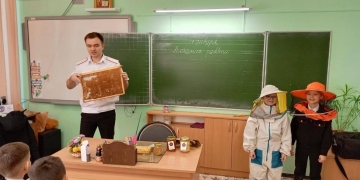 Казачатам рассказали о работе пчеловодов