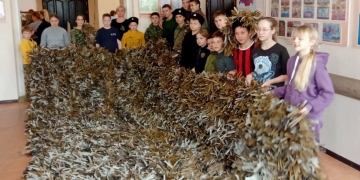 Казачья молодежь плетет маскировочные сети