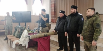 Казаки рассказали об оружии новороссийским школьникам