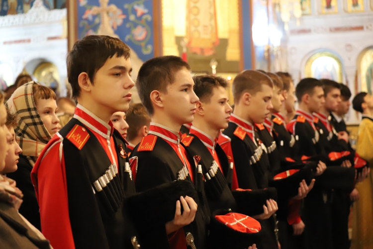 Кубанские казаки и казачья молодежь приняли участие в Божественной литургии