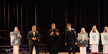 Представители Кубанского казачьего войска посетили спектакль «Время крестное»