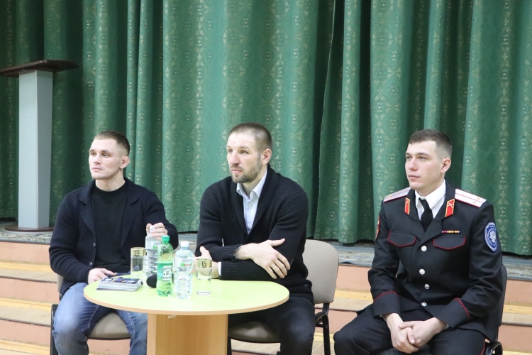 Тимашевские кадеты встретились со знаменитыми спортсменами и председателем Союза казачьей молодежи Кубани