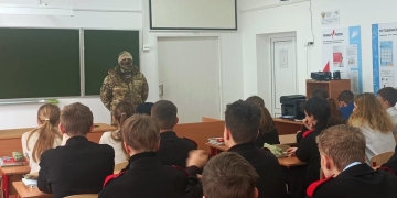 Участник спецоперации встретился со школьниками