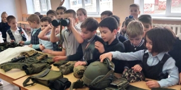 Участник СВО провел урок мужества для школьников