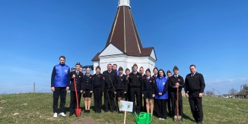 Брюховецкие казачата высадили деревья в память о погибших в годы Великой Отечественной войны