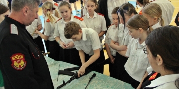 Для динских казачат провели мастер-класс по разборке и сборке автомата