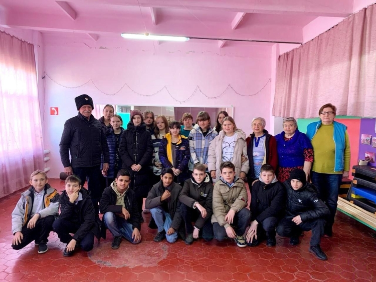 Для казачат Тбилисского района провели мастер-класс по плетению маскировочных сетей