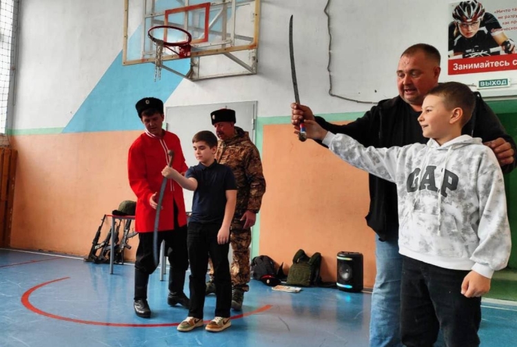 Казаки провели для школьников Темрюкского района урок казачьей культуры