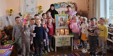 Юные казачата делают подделки для участников спецоперации