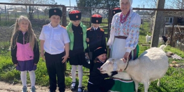 Анапские казачата встретились с потомственной казачкой