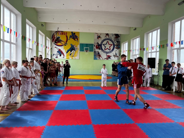 Чемпион мира по боевому самбо передал татами казачьей школе