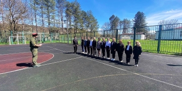 Казаки проводят занятия по строевой подготовке