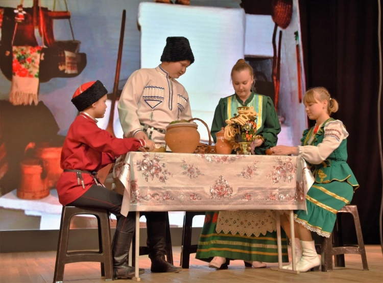 В Абинске провели фестиваль «Край наш казачий- родная земля!»